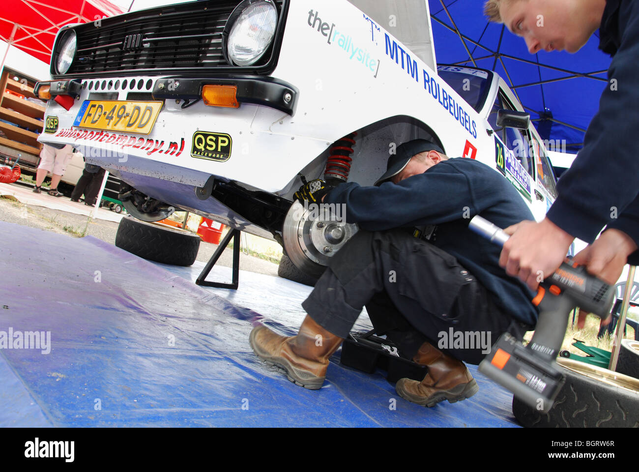 Lavorazione meccanica su Ford Escort Mk II BDA nell area di servizio tra fasi speciali a 2009 Paradigit-ELE rally, Paesi Bassi Foto Stock