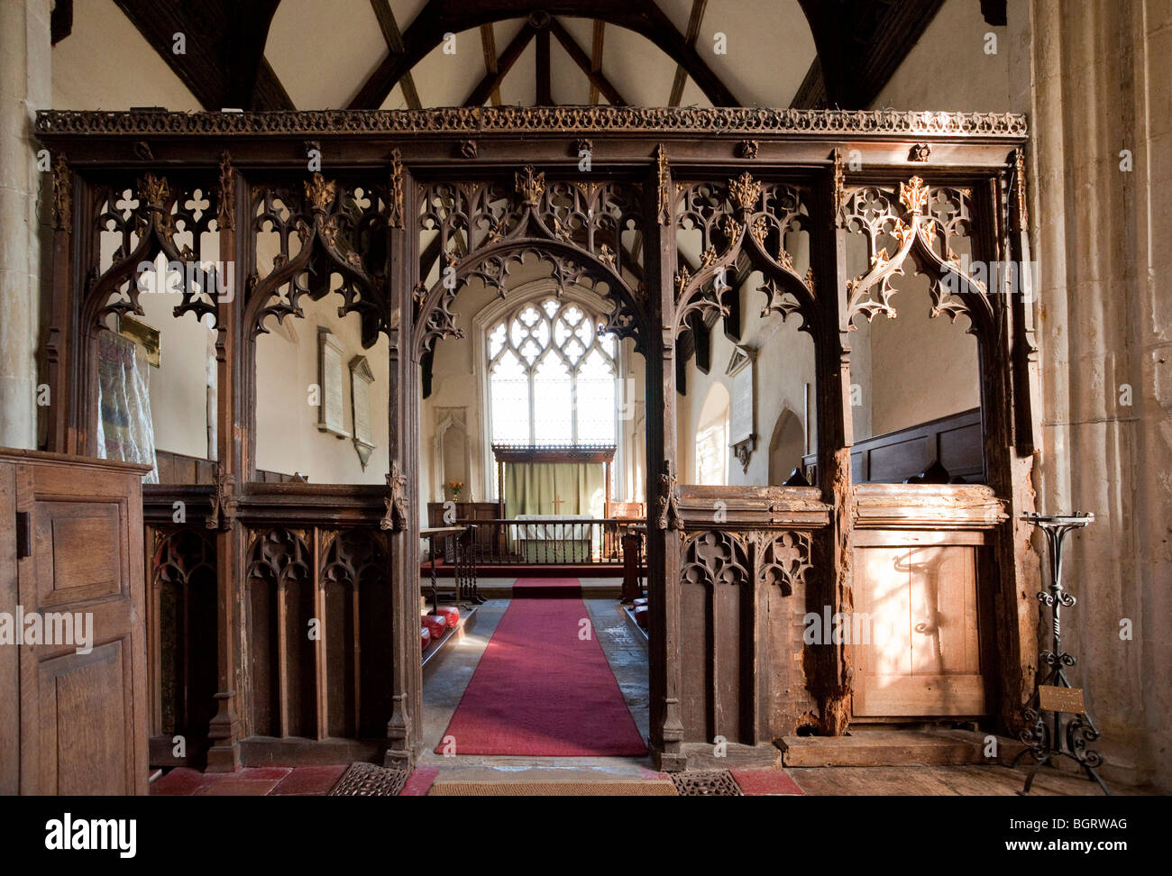 Schermata di rood presso la chiesa di San Pietro alla grande Livermere, Suffolk, Regno Unito Foto Stock
