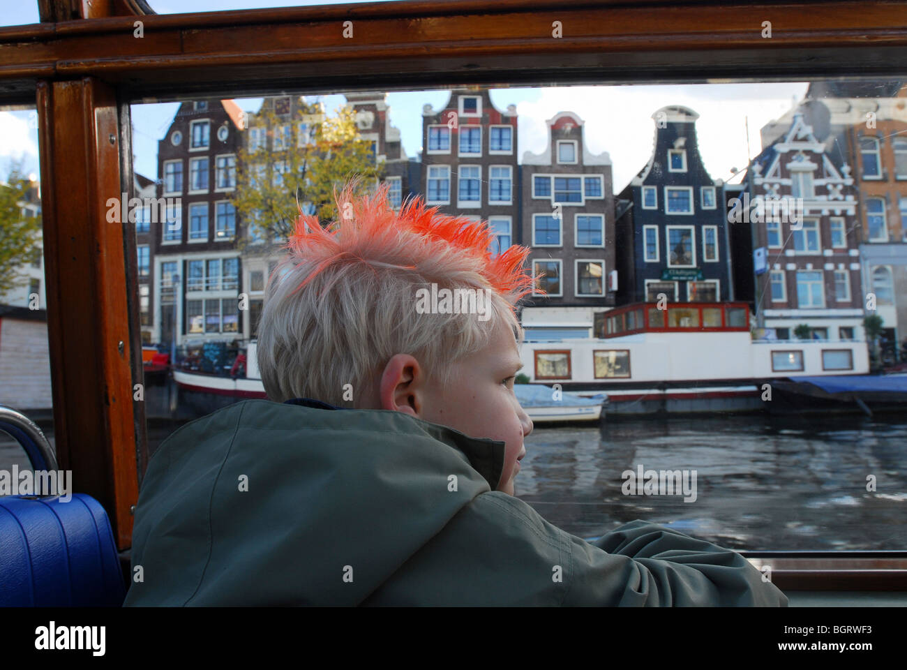 Case di Amsterdam visto da una barca, Amsterdam, Paesi Bassi Foto Stock