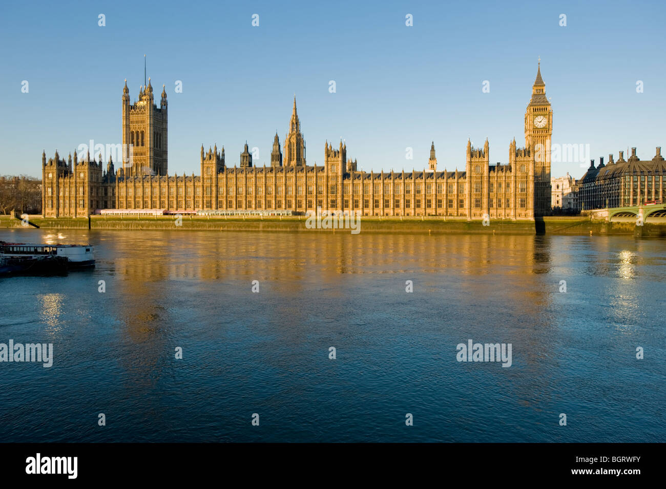 Case del Parlamento sulle rive del fiume Tamigi, Londra, Inghilterra, Regno Unito. Foto Stock