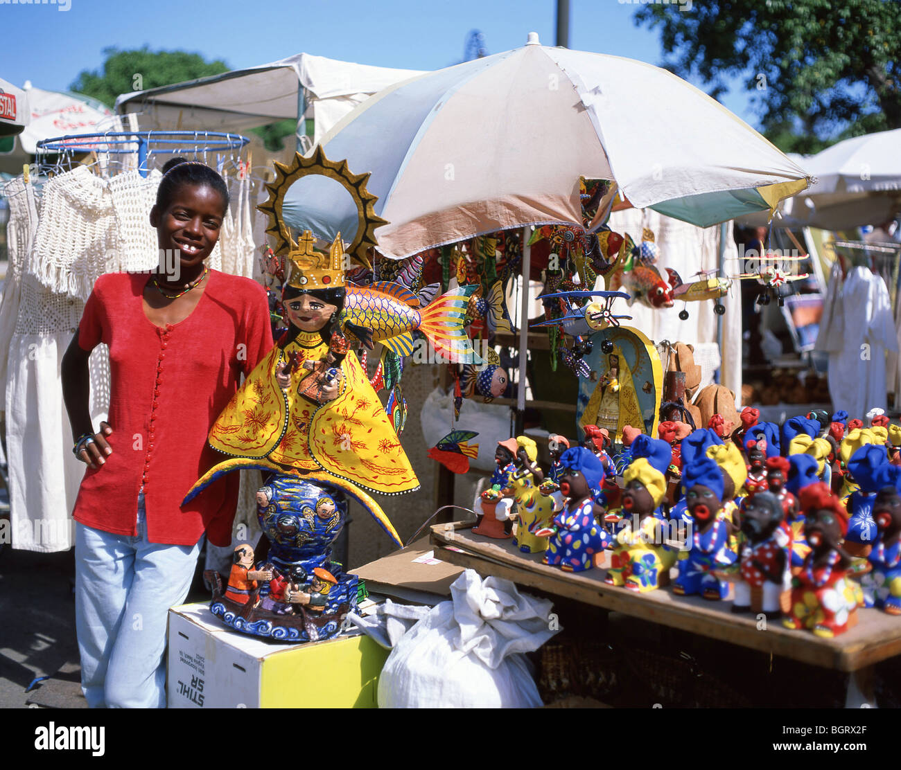 Pressione di stallo di artigianato, il Mercado de la Catedral, l'Avana Vecchia Havana, La Habana, Repubblica di Cuba Foto Stock