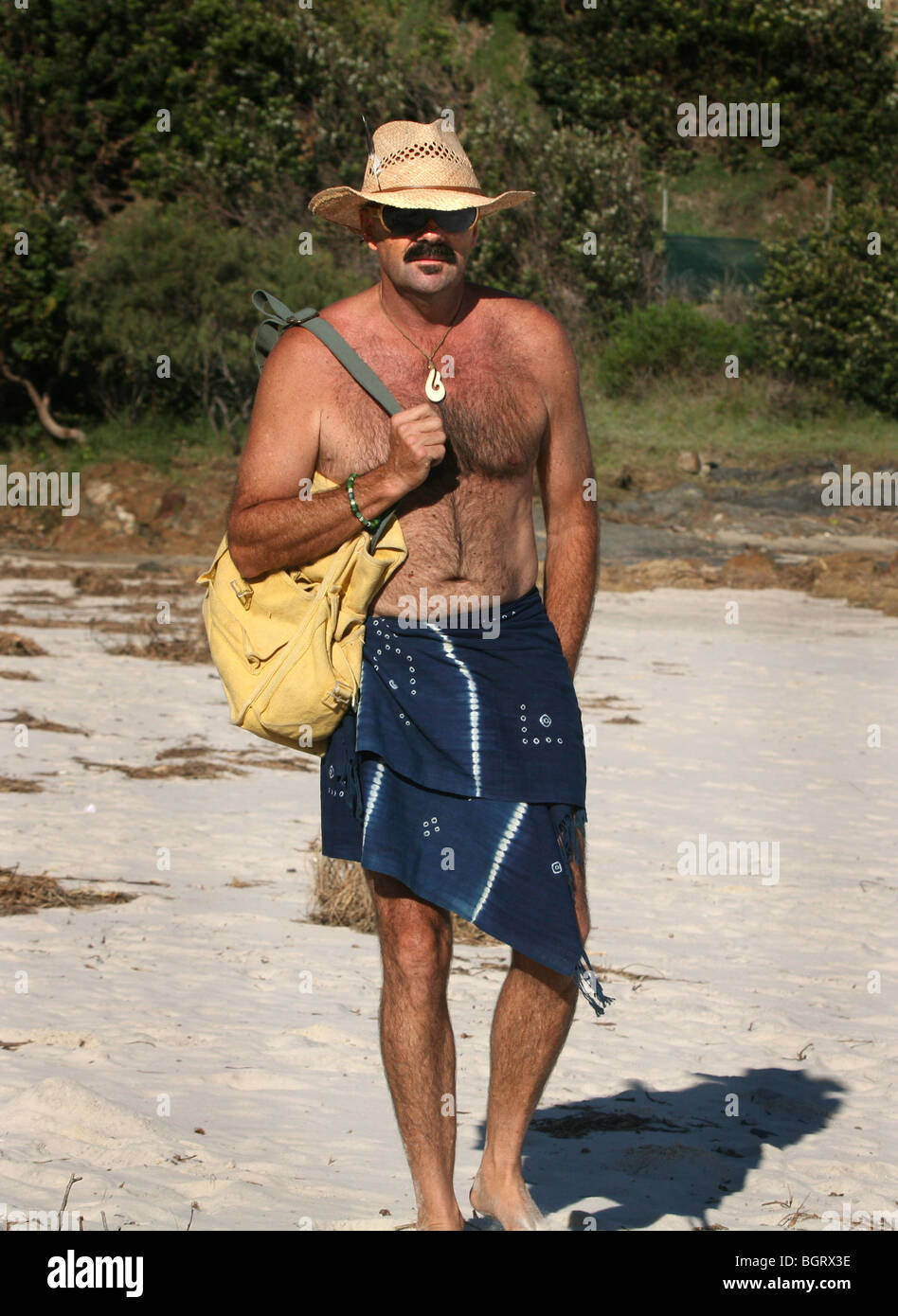 Uomo di mezza età in sarong sulla spiaggia Foto Stock