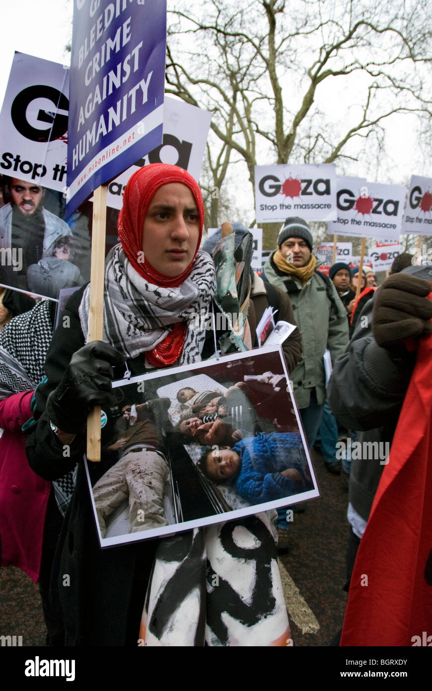 Marzo attraverso il centro di Londra per protestare il genocidio a Gaza Gen 2009 Foto Stock