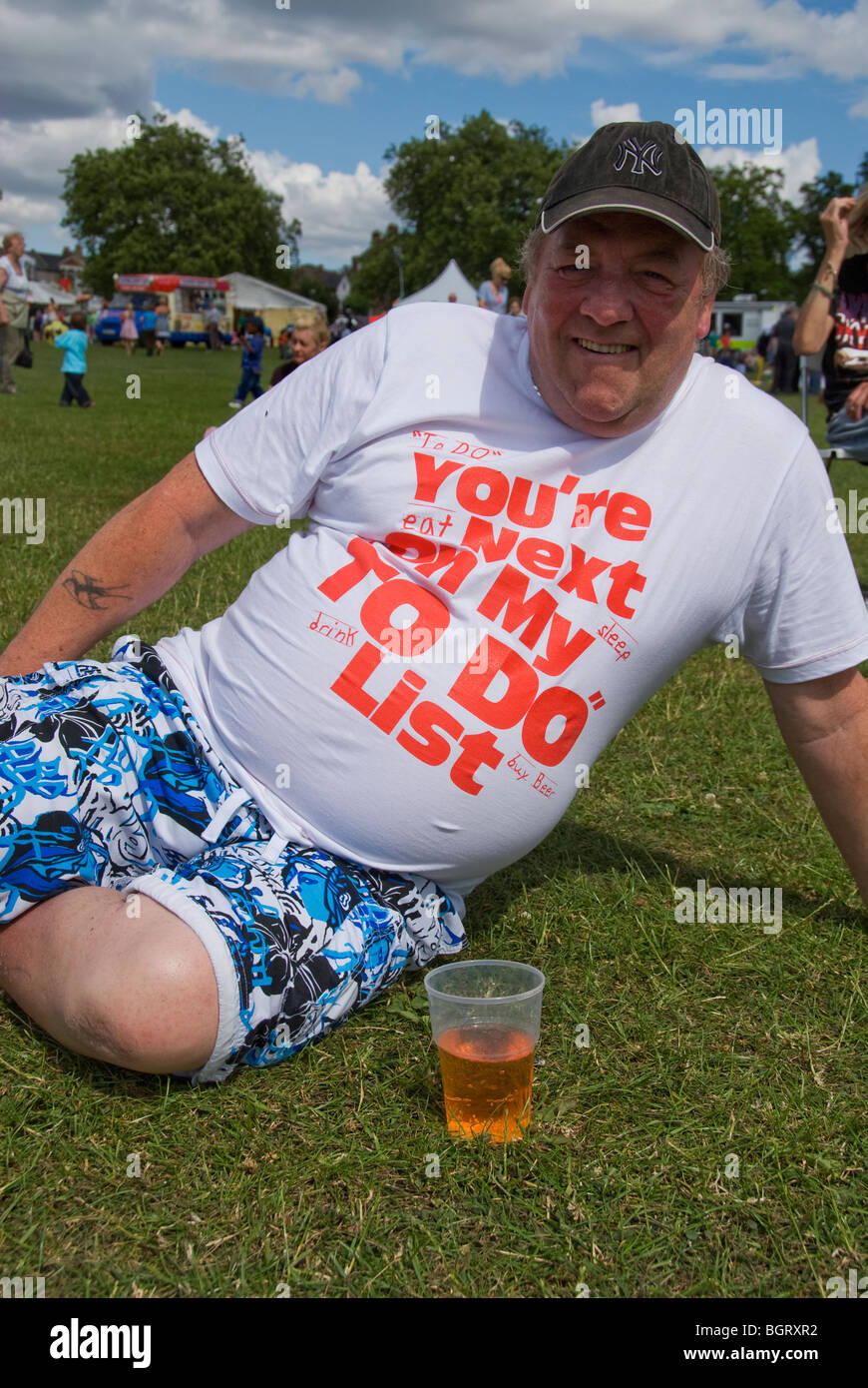 L uomo nel parco con slogan umoristico sulla t-shirt Foto Stock