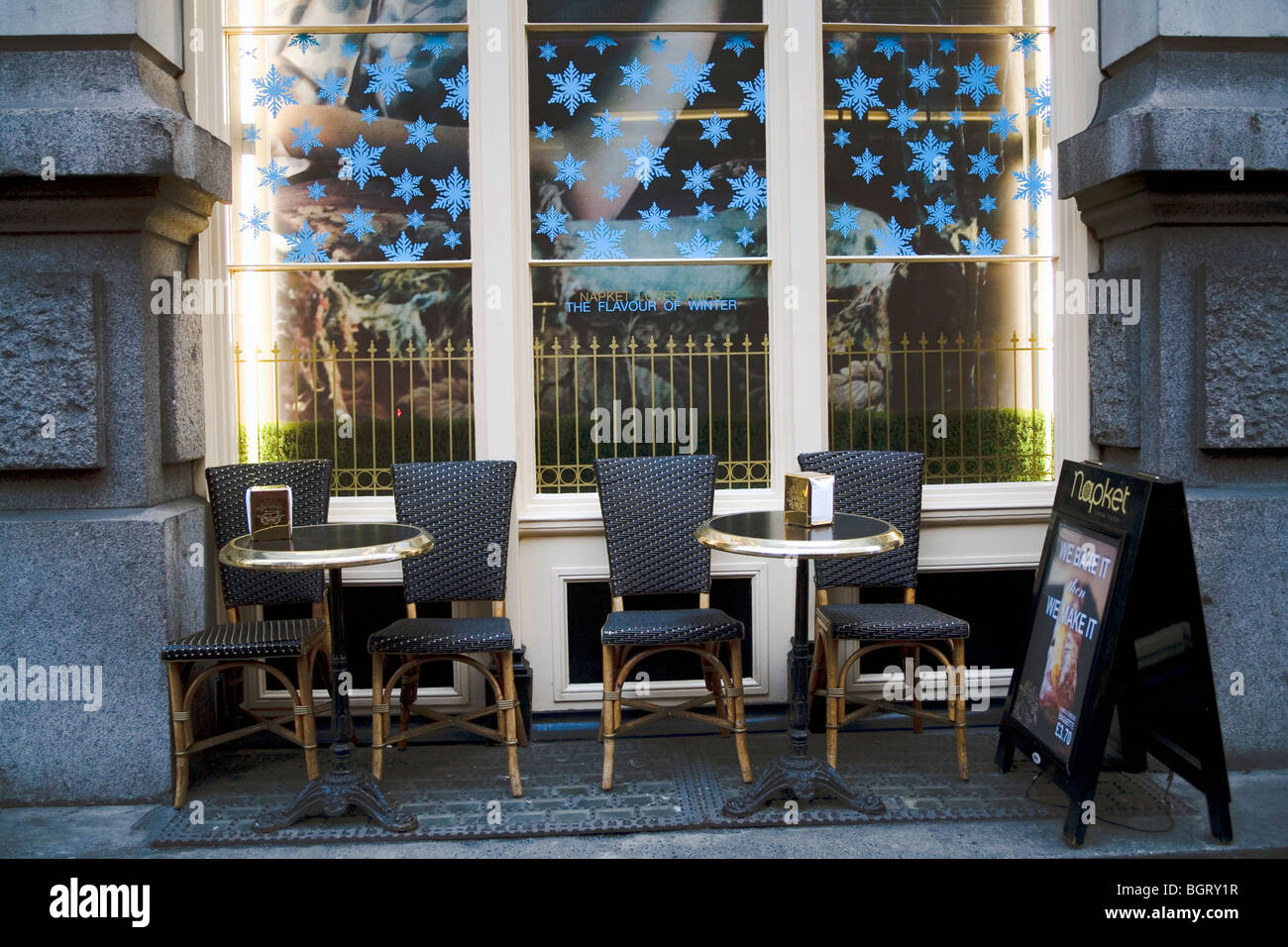 Sedie vuote al bistro in centro a Londra, Inghilterra, Regno Unito. Foto Stock