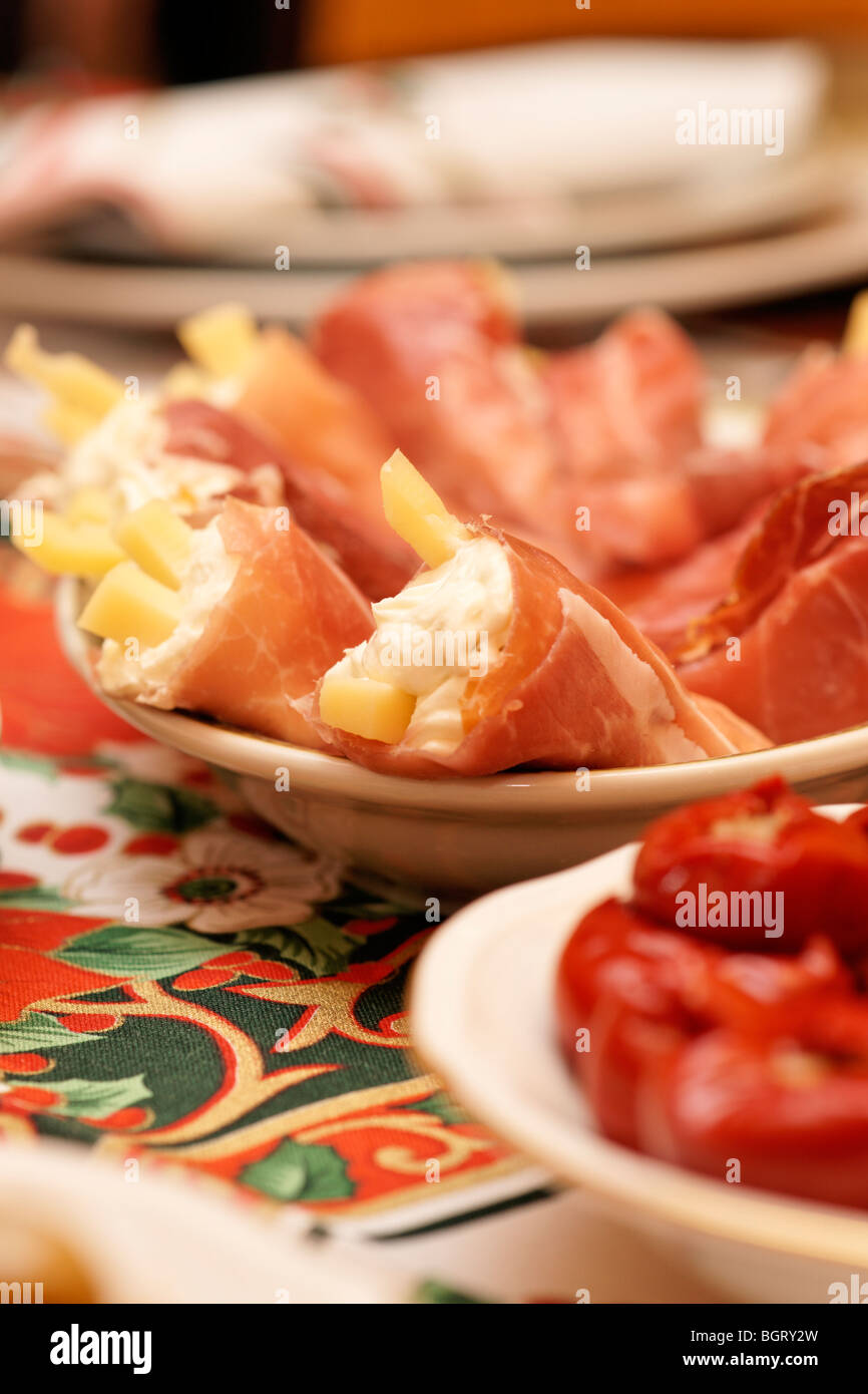 Italiano tradizionale di motorino di avviamento. Prosciutto, la crema di latte e i pomodori. Foto Stock