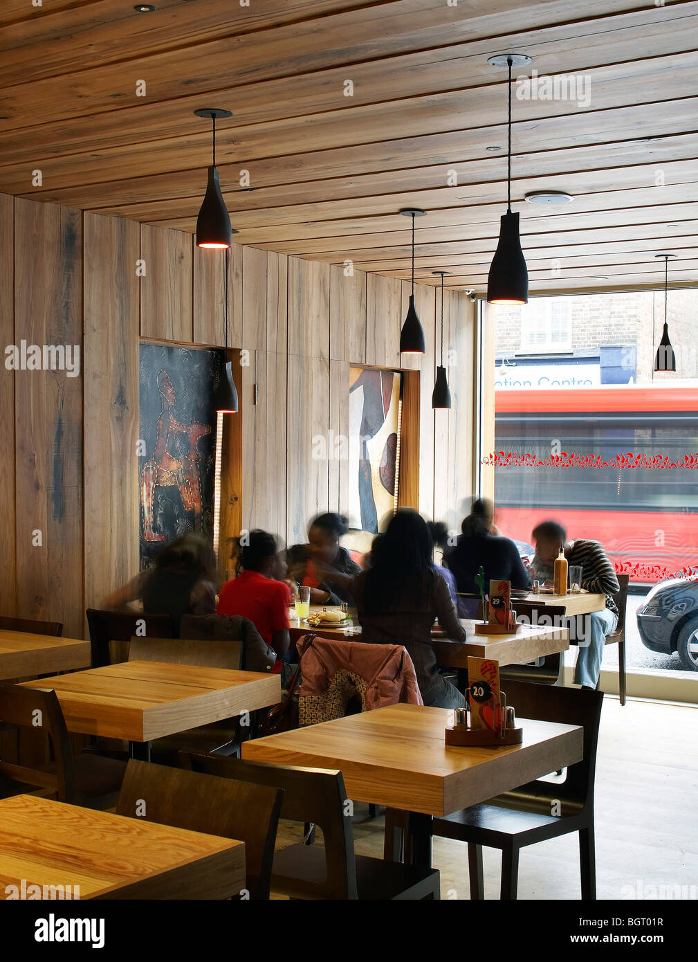 Nando's restaurant beckenham, area con posti a sedere con le persone Foto Stock