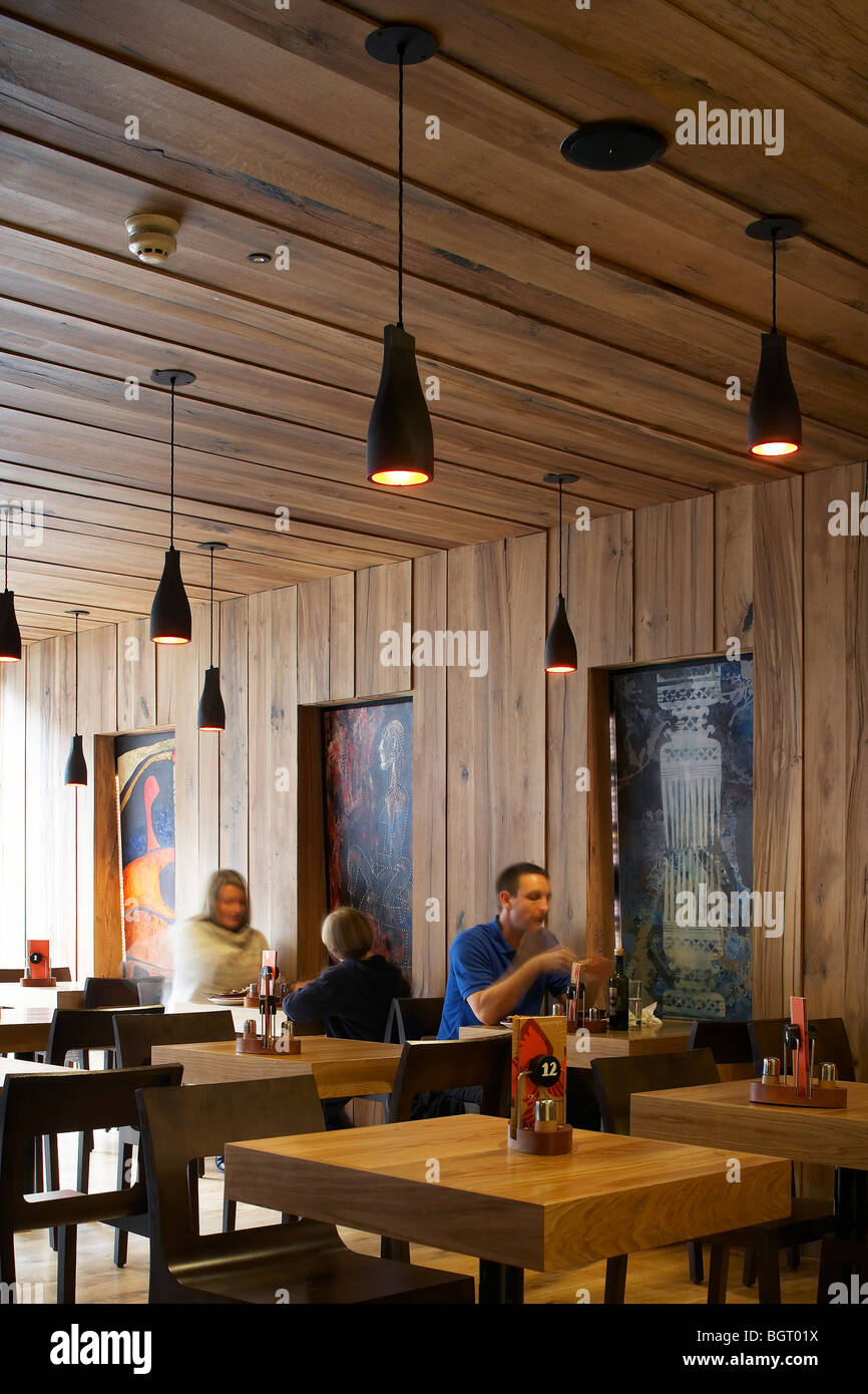 Nando's restaurant beckenham, area con posti a sedere con le persone Foto Stock