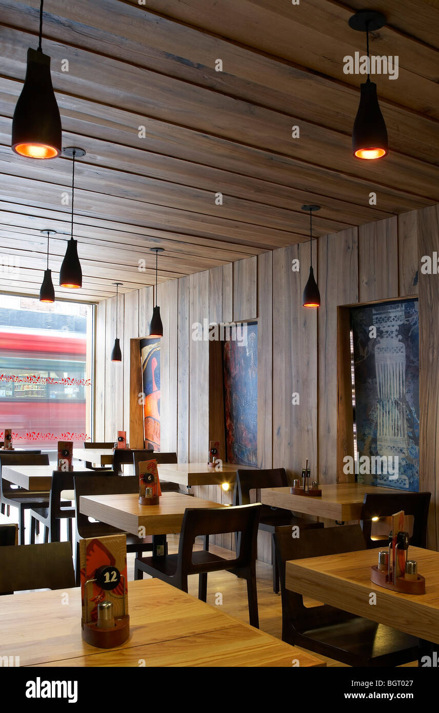 Nando's restaurant beckenham, interno con posti a sedere e un soffitto in legno Foto Stock