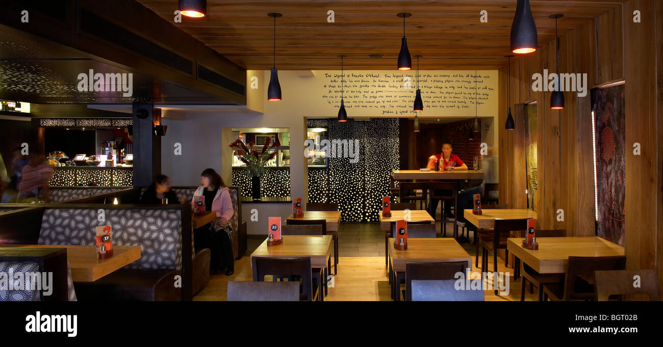 Nando's restaurant beckenham, interno con posti a sedere e un soffitto in legno Foto Stock