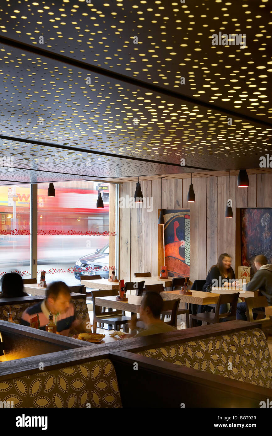Nando's restaurant beckenham, interni con illuminazione a soffitto Foto Stock