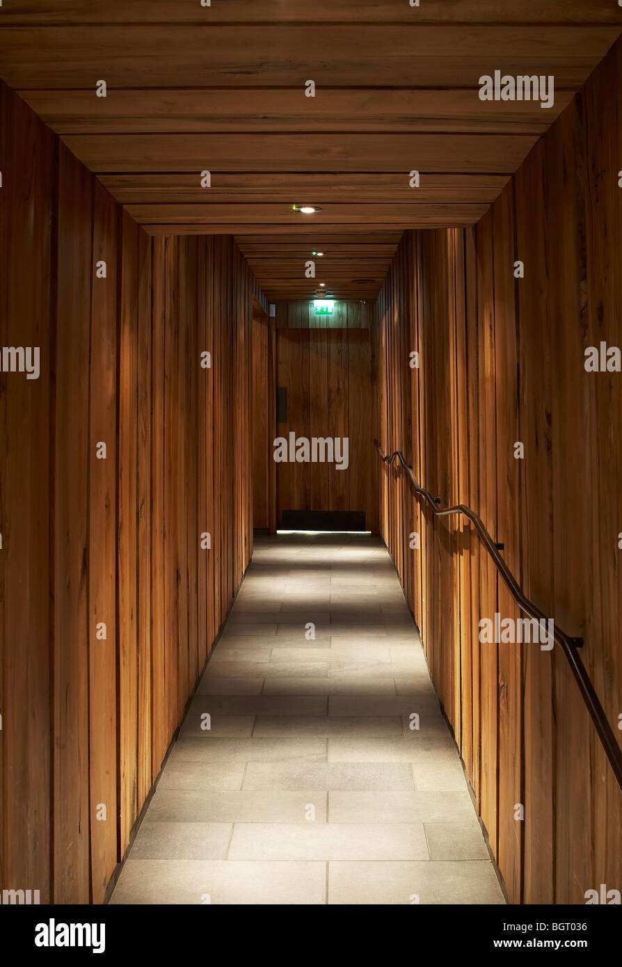 Nando's restaurant beckenham, corridoio con rivestimento in legno e corrimano Foto Stock