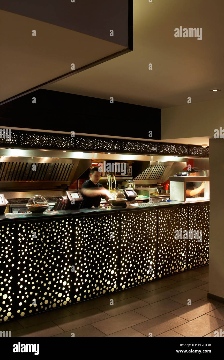 Nando's restaurant beckenham, servendo berlina con illuminazione a parete Foto Stock