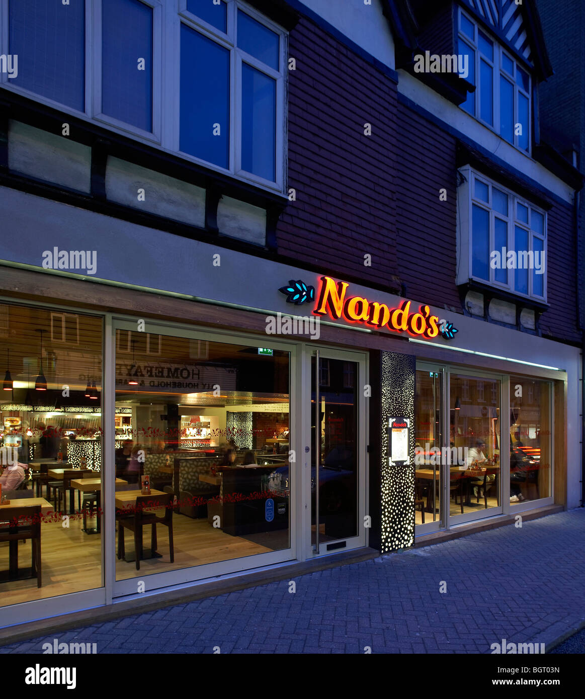 Nando's restaurant beckenham, la facciata esterna al crepuscolo Foto Stock