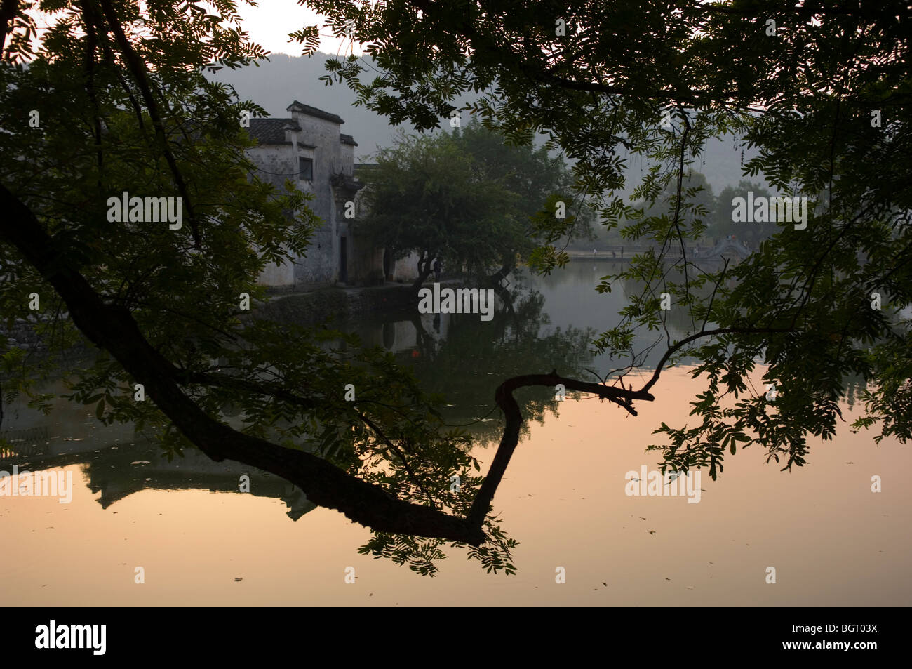 Sunrise a sud del lago. Hongcun. Provincia di Anhui, Cina. Foto Stock