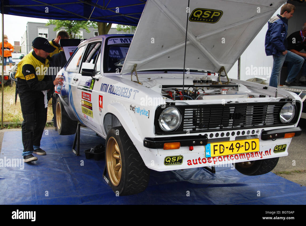 Ford Escort Mk II BDA nell area di servizio tra fasi speciali a 2009 Paradigit-ELE rally, Paesi Bassi Foto Stock