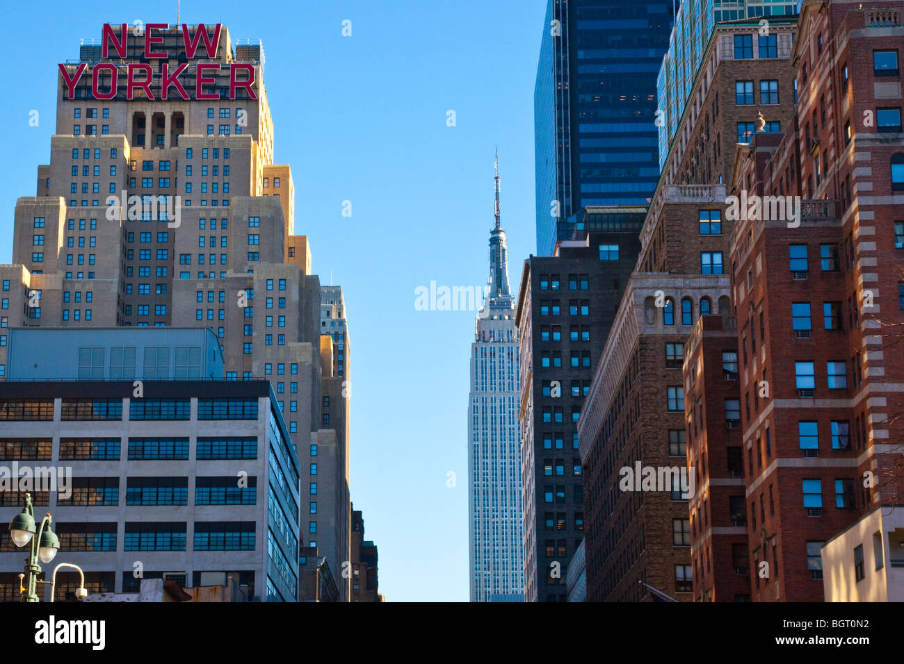 New Yorker Hotel e l'Empire State edificio nel centro di Manhattan, New York City Foto Stock