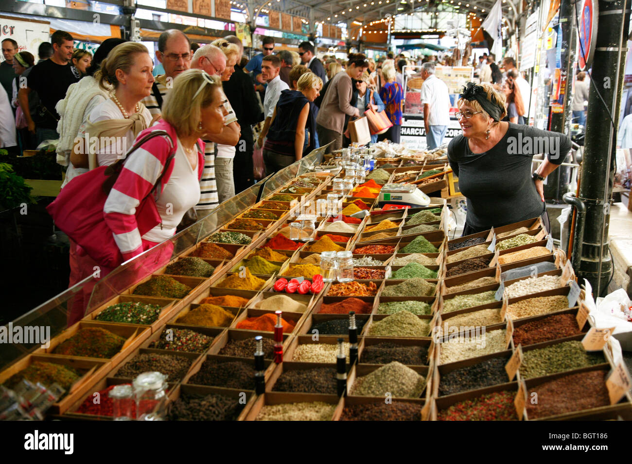 Pressione di stallo di spezie al Cours Massena mercato nella città vecchia, Antibes, Alpes Maritimes, Provenza, Francia. Foto Stock