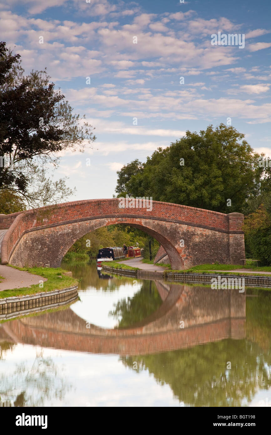 Guardando attraverso il Rainbow Bridge sul Grand Union Canal Leicestershire. Foto Stock