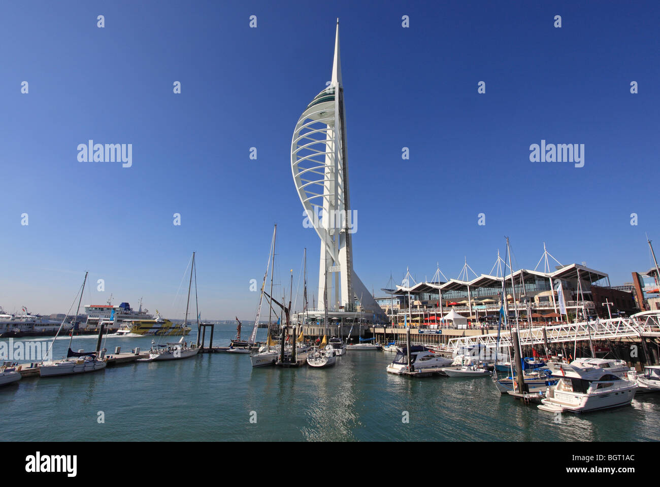 Portsmouth, Gunwharf Quays e Spinnaker Tower Foto Stock