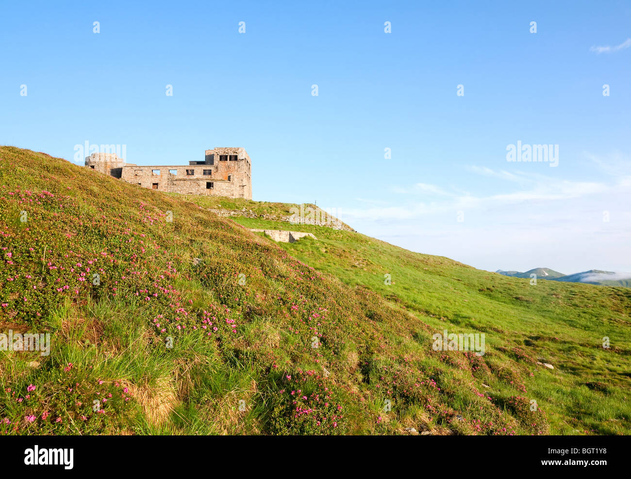 Estate Mountain View con fortezza - Osservatorio rovine sulla Pip Ivan mountain top (Chornogora Ridge, Carpazi, Ucraina) Foto Stock