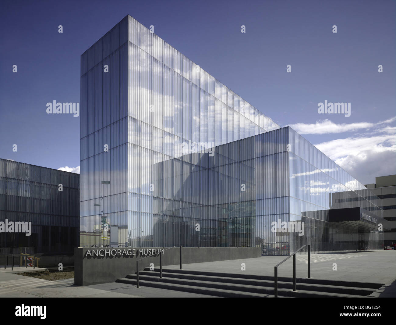 Museo di ancoraggio volumi lineari formando un altamente riflettente facciata di vetro Foto Stock