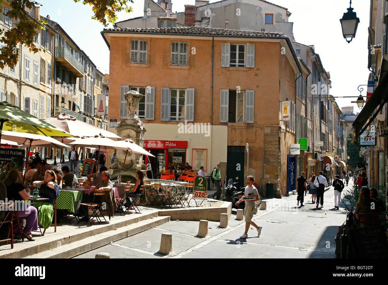 Il ristorante all'aperto nel Vieil Aix, il vecchio quartiere di Aix en Provence, Bouches du Rhone, Provenza, Francia. Foto Stock