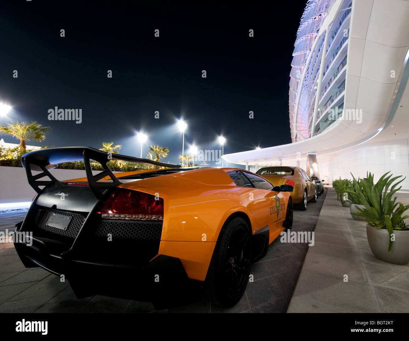 Supercar parcheggiate all' Yas Viceroy hotel sul Yas Island in Formula One grand prix circuit, Abu Dhabi, Emirati arabi uniti Foto Stock