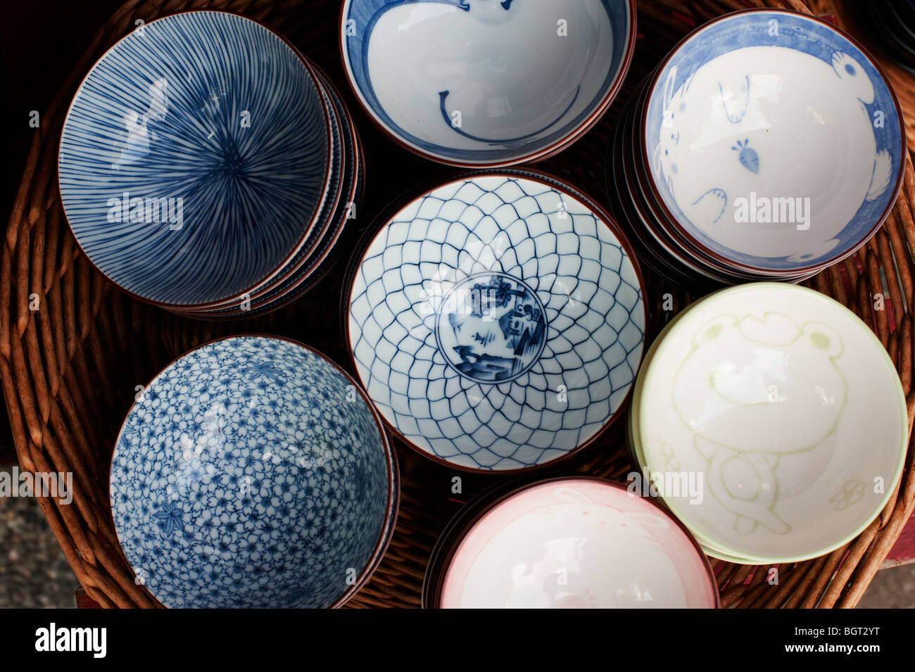 Piccolo Blu in ceramica ciotole giapponesi in vendita a Kyoto, Giappone  Foto stock - Alamy