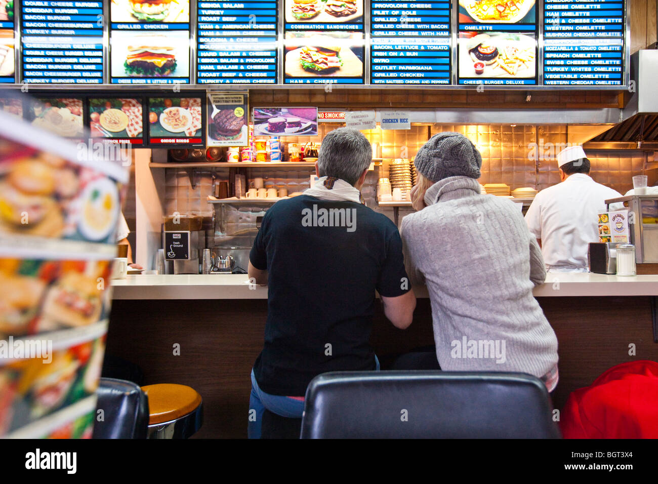 Paio di mangiare in un ristorante a Manhattan, New York City Foto Stock