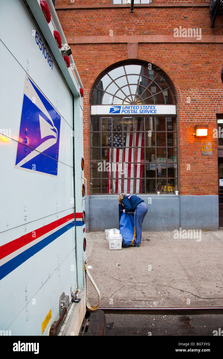 Postwoman e Post Office sul Lower East Side di Manhattan, New York City Foto Stock