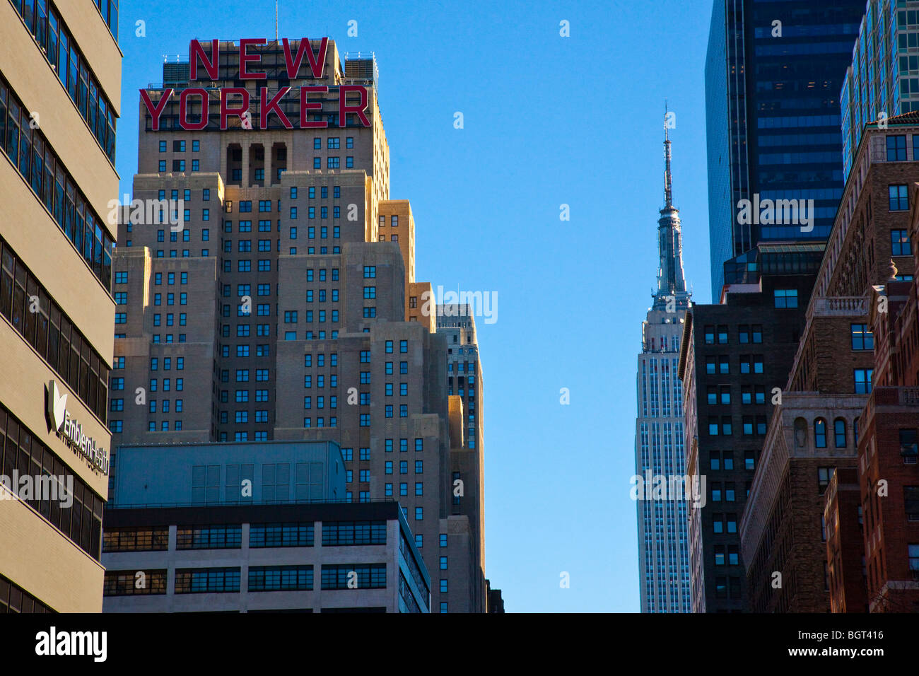 New Yorker Hotel e l'Empire State edificio nel centro di Manhattan, New York City Foto Stock