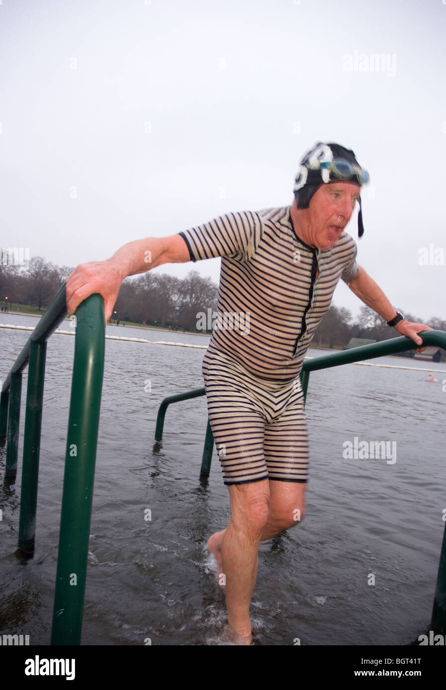 Un membro della serpentina del club di nuoto , brividi come egli lascia l'acqua gelida dopo la concorrenza nel peter pan cup. Foto Stock