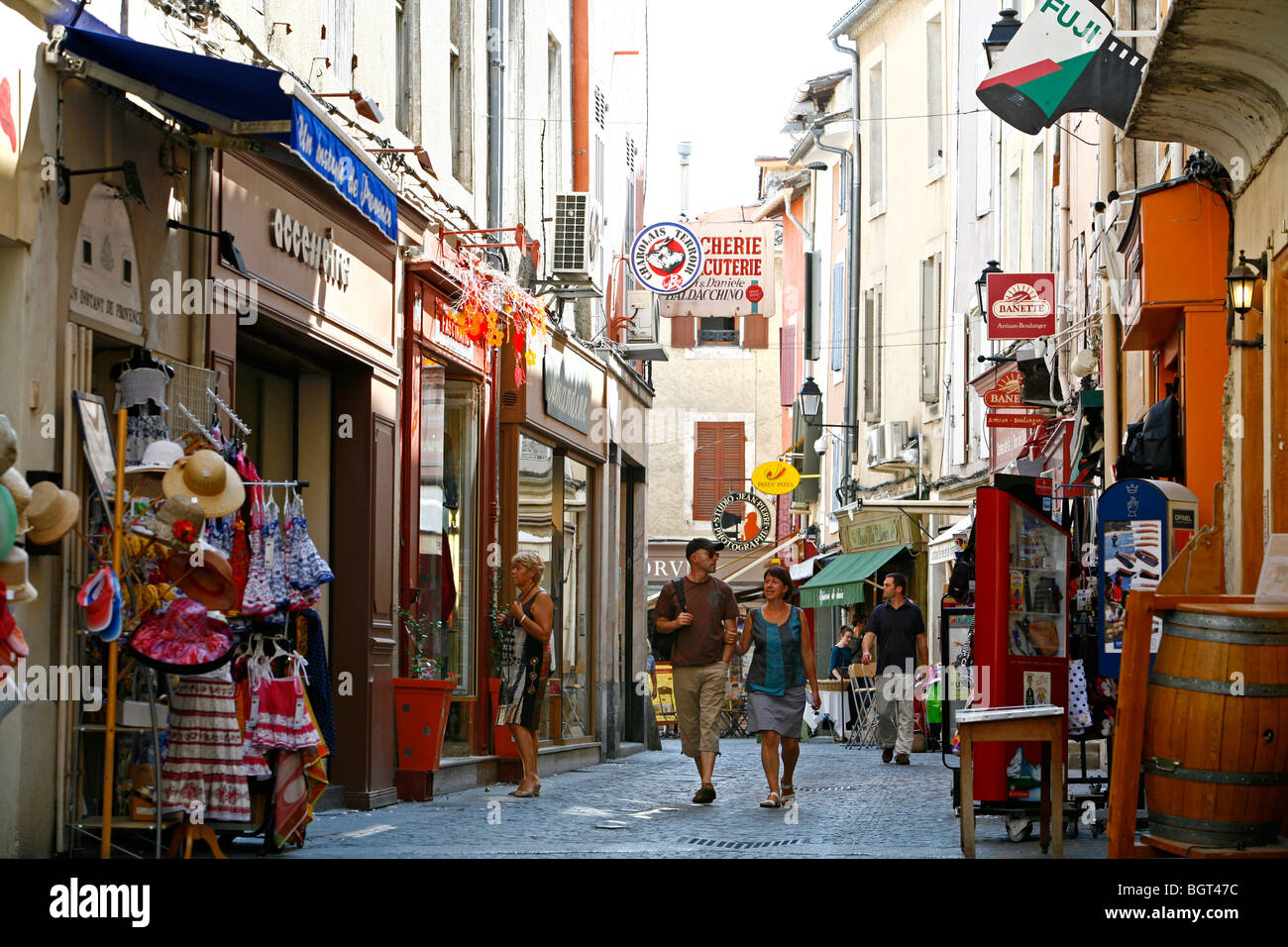 Scena di strada, l'Isle sur la Sorgue, Vaucluse Provence, Francia. Foto Stock
