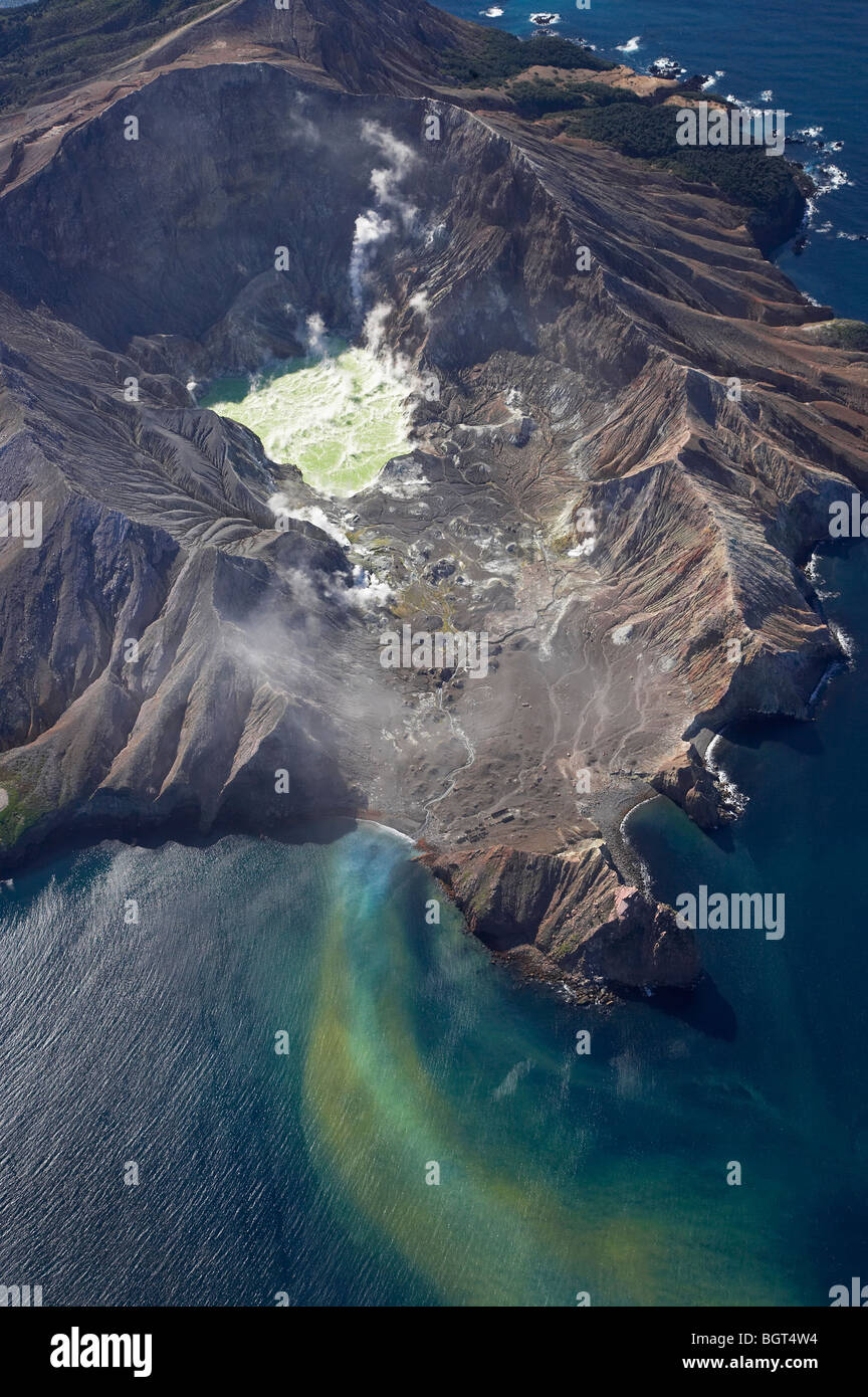 La cottura a vapore il cratere del lago ed il deflusso, Isola Bianca, vulcano attivo, Baia di Planty, Isola del nord, Nuova Zelanda - aerial Foto Stock