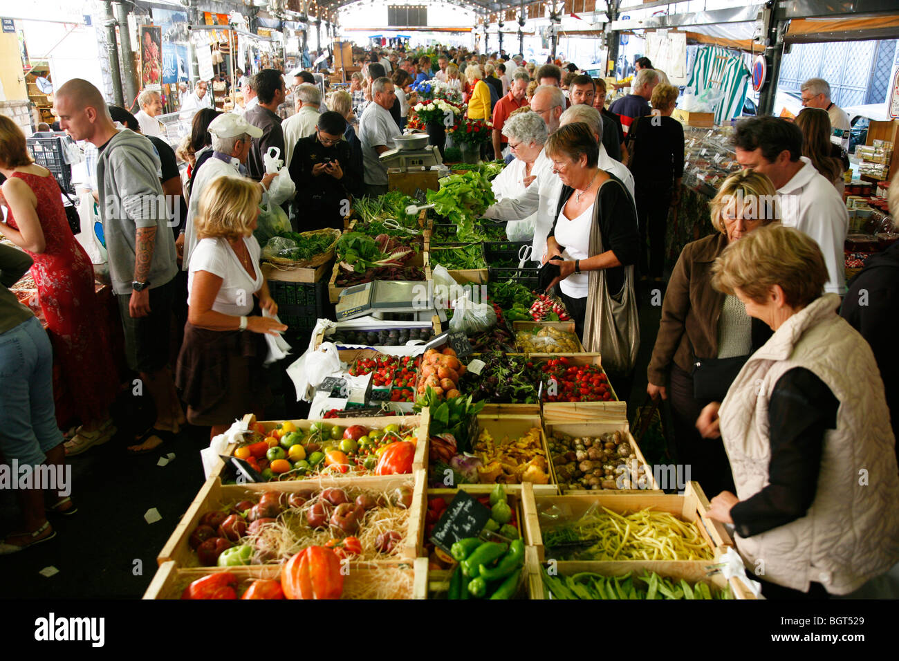 Il Cours Massena mercato nella città vecchia, Antibes, Alpes Maritimes, Provenza, Francia. Foto Stock