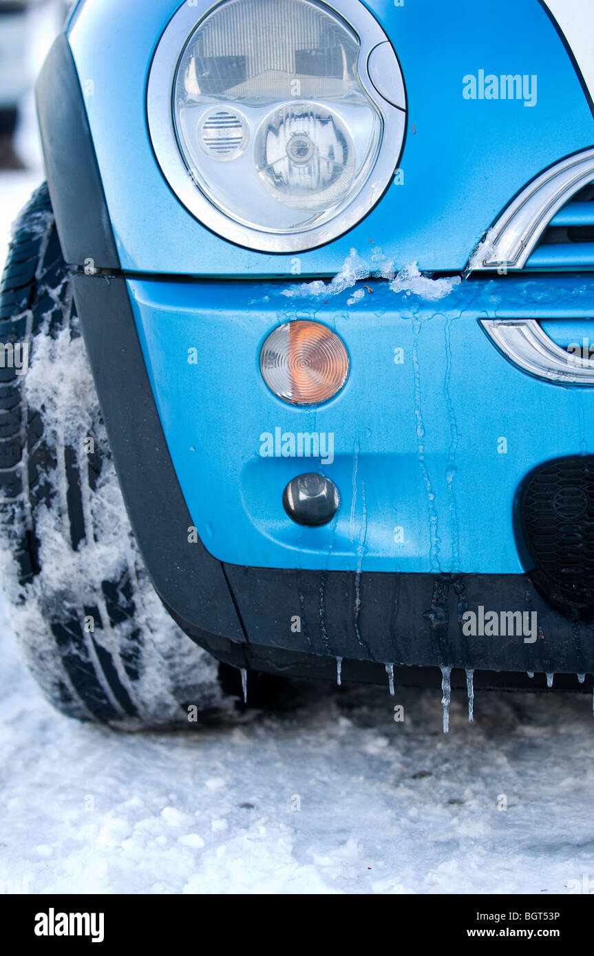 Paraurti anteriore o sul parafango e luce di testa di un azzurro BMW mini con icicals formando. Foto Stock