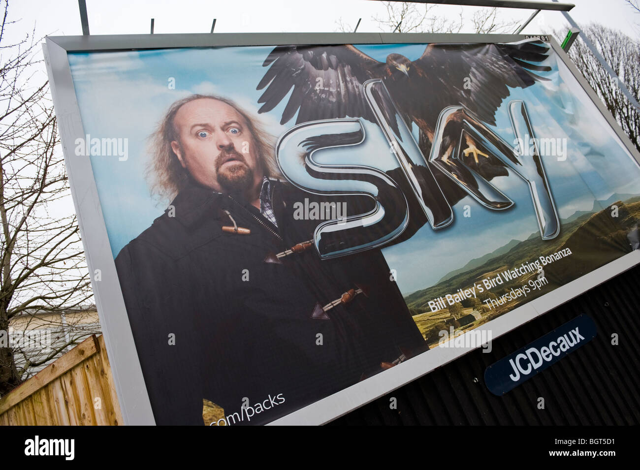 Annuncio per SKY TV programma dotato di Bill Bailey sul tabellone JCDecaux sito in Newport South Wales UK Foto Stock