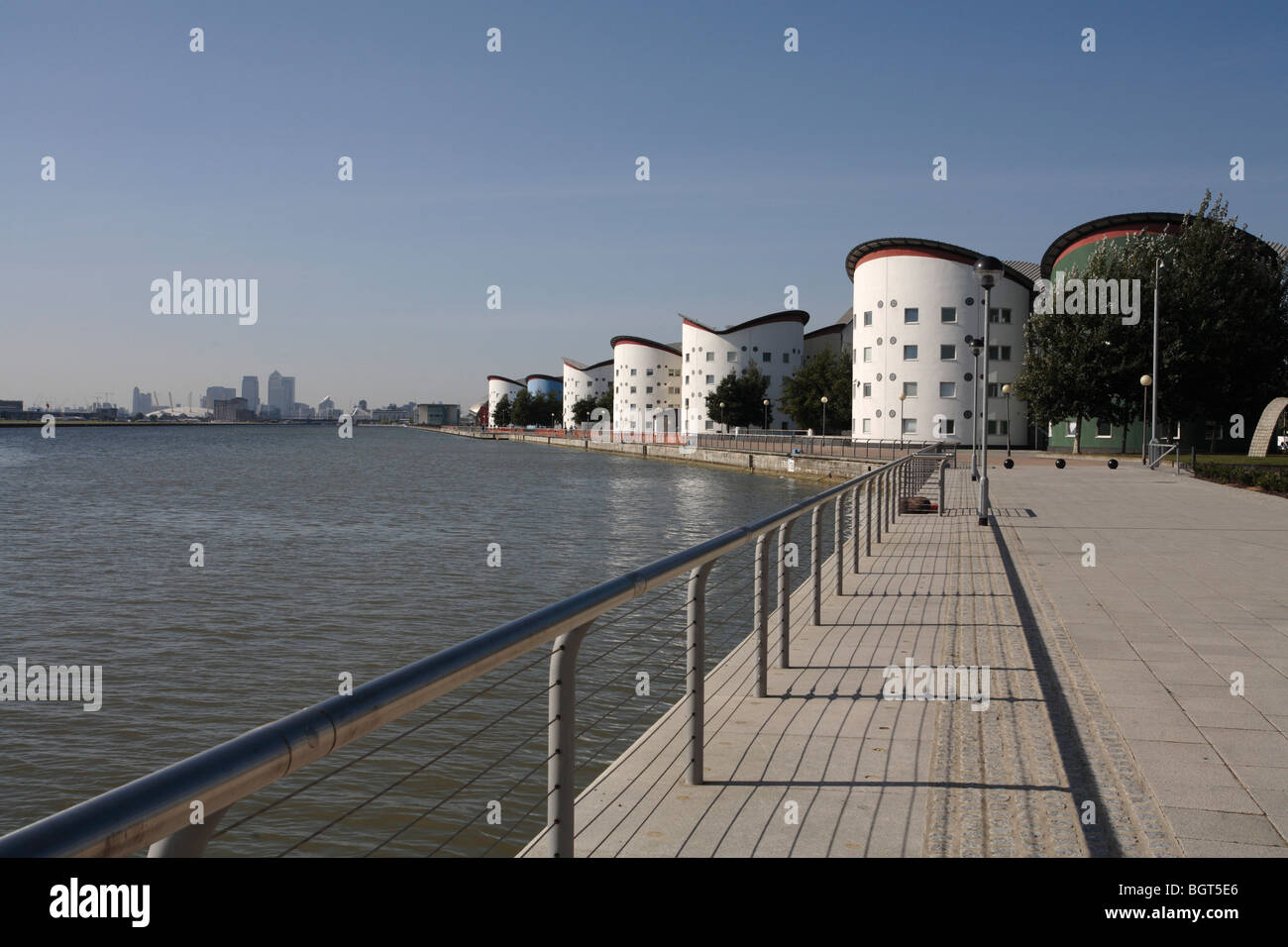 Fusti contenenti studente camere sulla Docklands campus della University of East London, vista ovest verso canary wharf Foto Stock