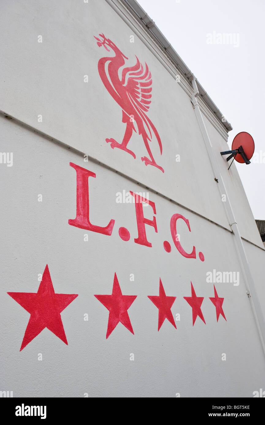 L.F.C. Il Liverpool Football Club murale sulla parete di estremità di casa a schiera a Newport South Wales UK Foto Stock