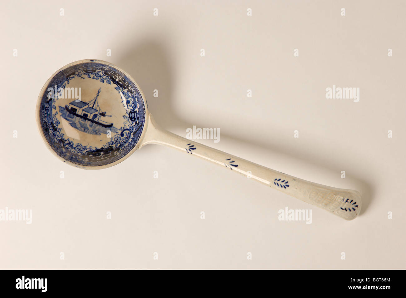 Un blu e bianco siviera in ceramica decorate con stampe di trasferimento, probabilmente realizzato in Staffordshire, Inghilterra. La metà e la fine del XIX secolo C. Foto Stock