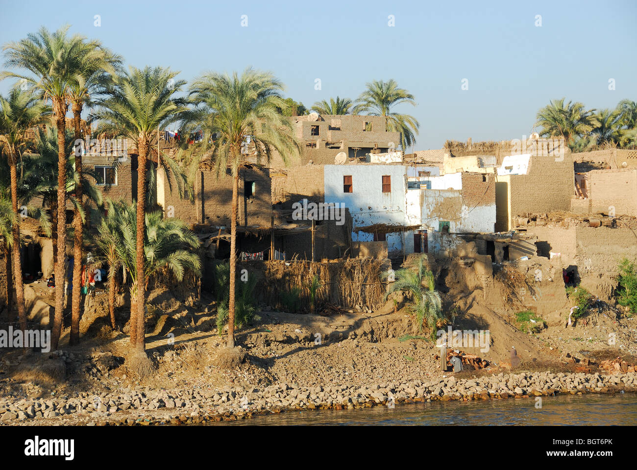 Il fiume Nilo, Alto Egitto. Un villaggio dal Nilo tra Luxor e Aswan. 2009. Foto Stock
