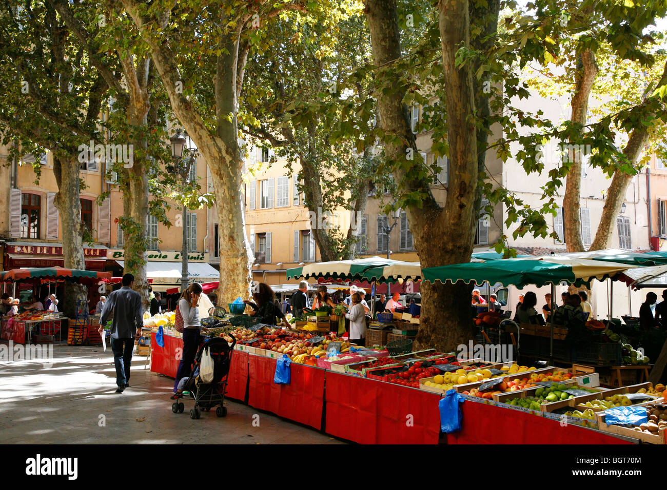 Mercato al posto di Richelmi nella Vieil Aix il vecchio quartiere di Aix en Provence, Bouches du Rhone, Provenza, Francia. Foto Stock
