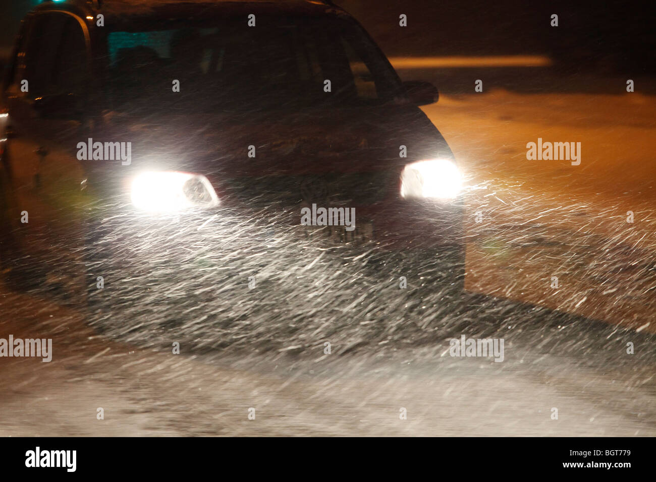La guida in una tempesta di neve di notte in Germania Foto Stock