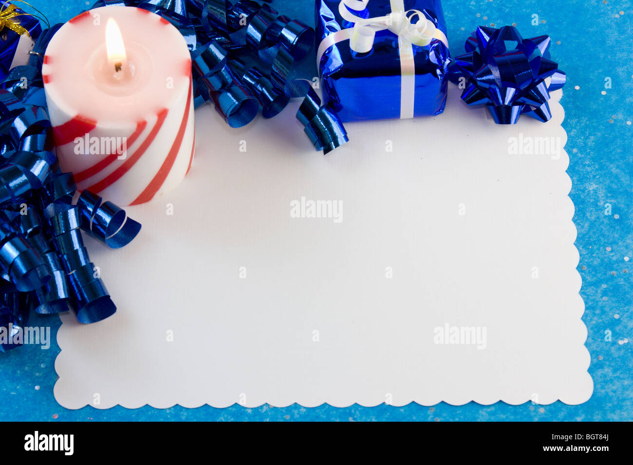 Blank scheda di natale con candela e blue ribbon, archetto e presente e copyspace Foto Stock