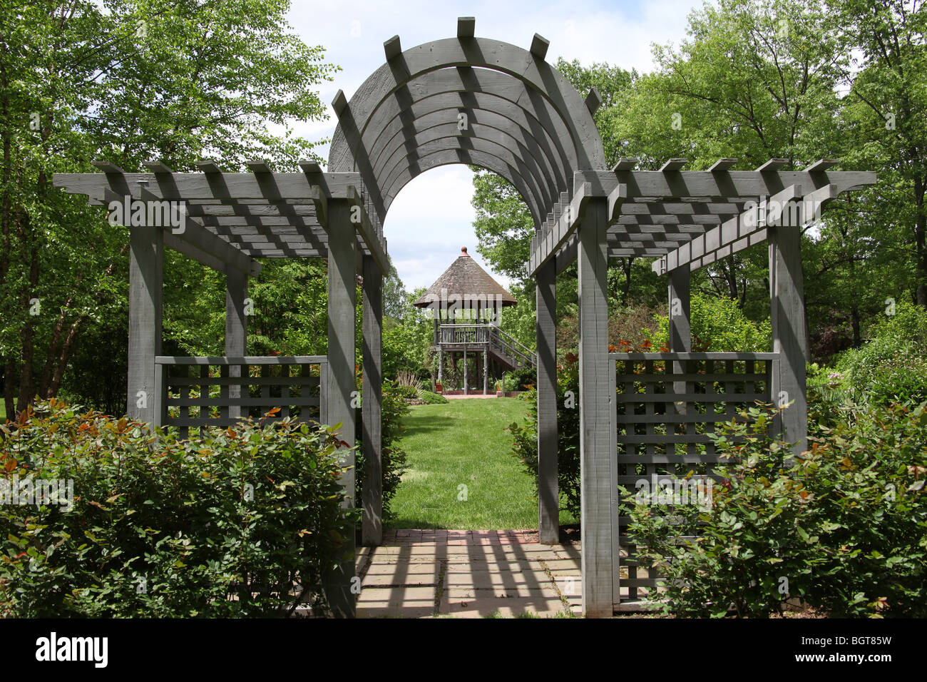 Gazebo e Trellis in un arboreto locale Foto Stock