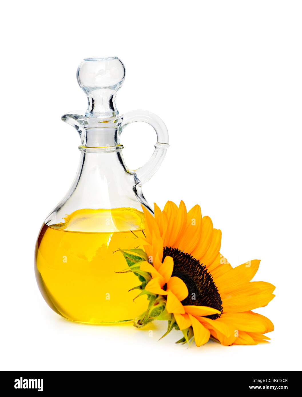 Olio di semi di girasole bottiglia e fiore isolato su bianco Foto Stock