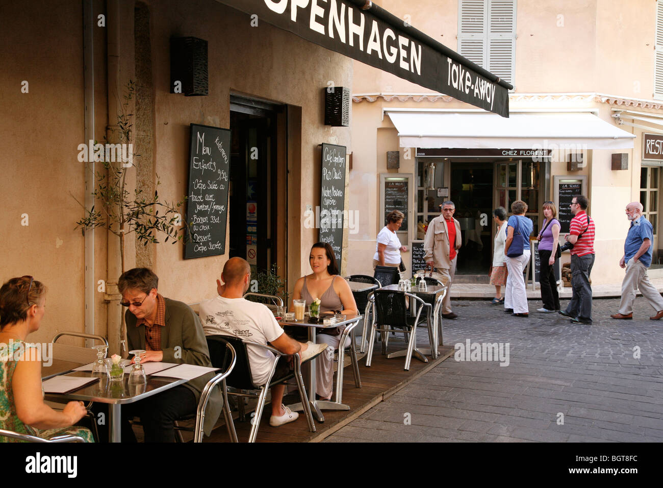 Vieil Antibes, gente seduta in un bar nella città vecchia, Antibes, Alpes Maritimes, Provenza, Francia. Foto Stock