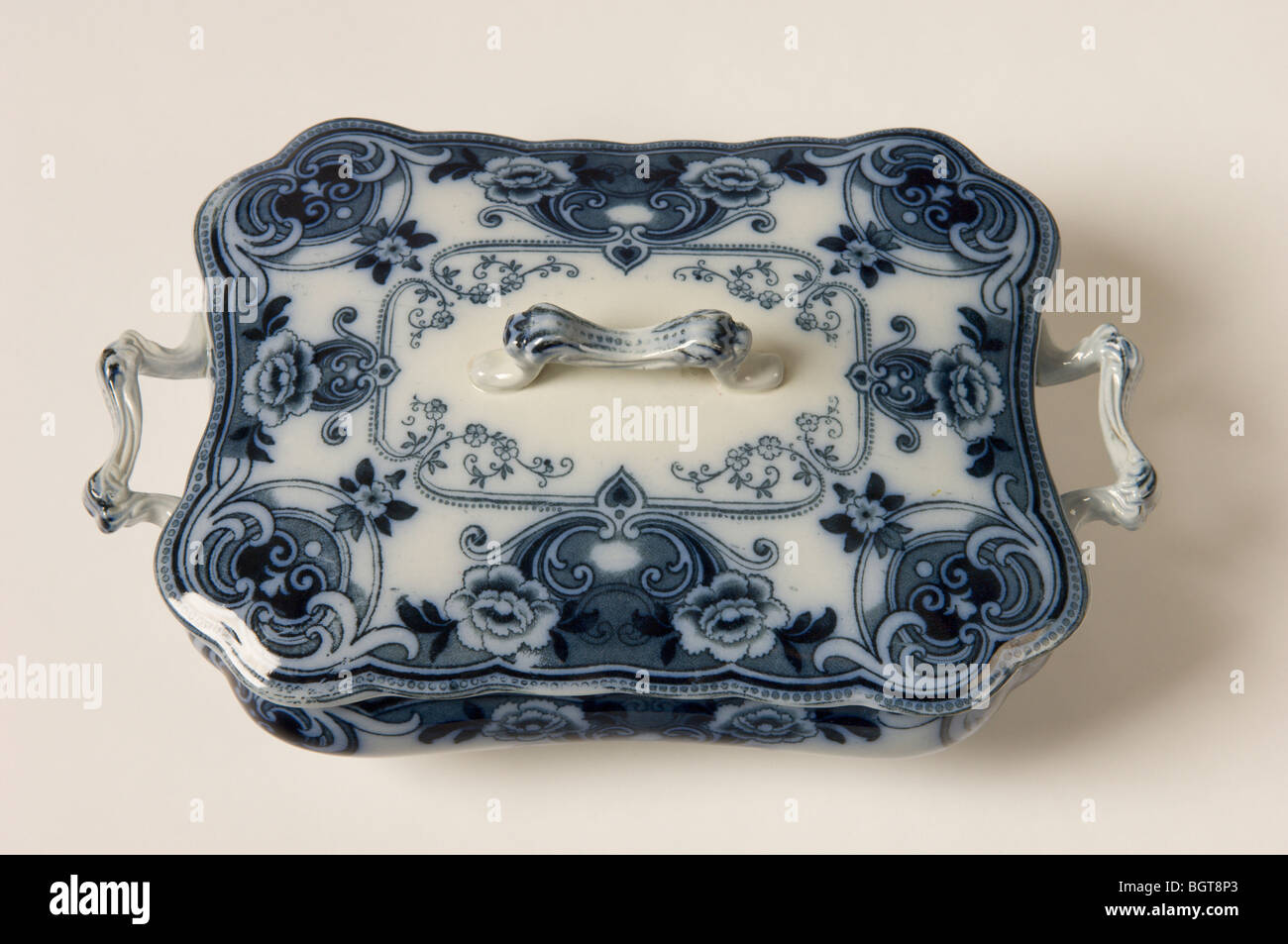 Un Inglese Staffordshire (Burslem) blu e bianco in ceramica piatto di portata decorate con blu stampe di trasferimento. Circa 1908 - 1920S Foto Stock