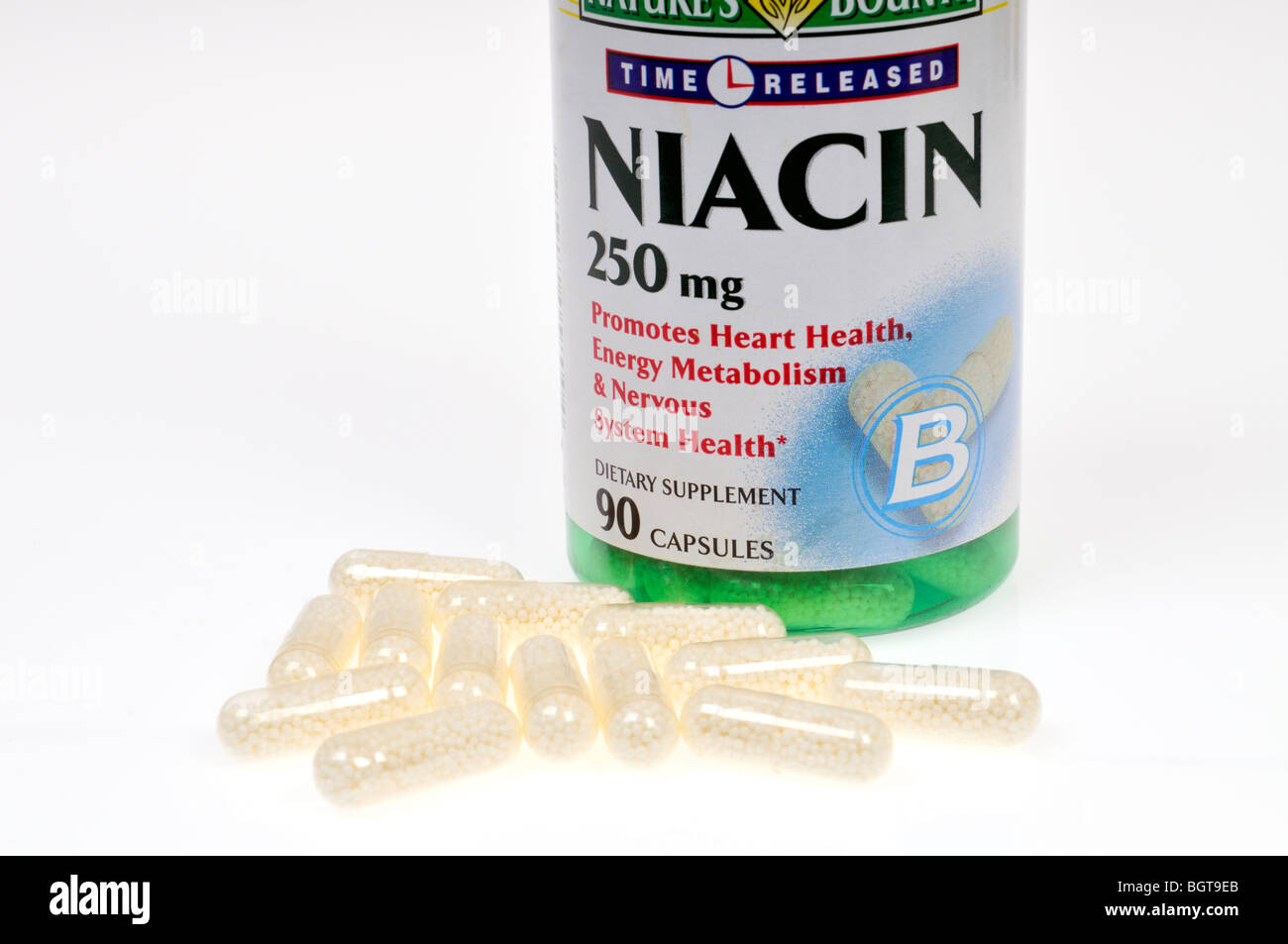 Una bottiglia di niacina integratori dietetici con alcune capsule sparse fuori della bottiglia su sfondo bianco, ritaglio. Foto Stock